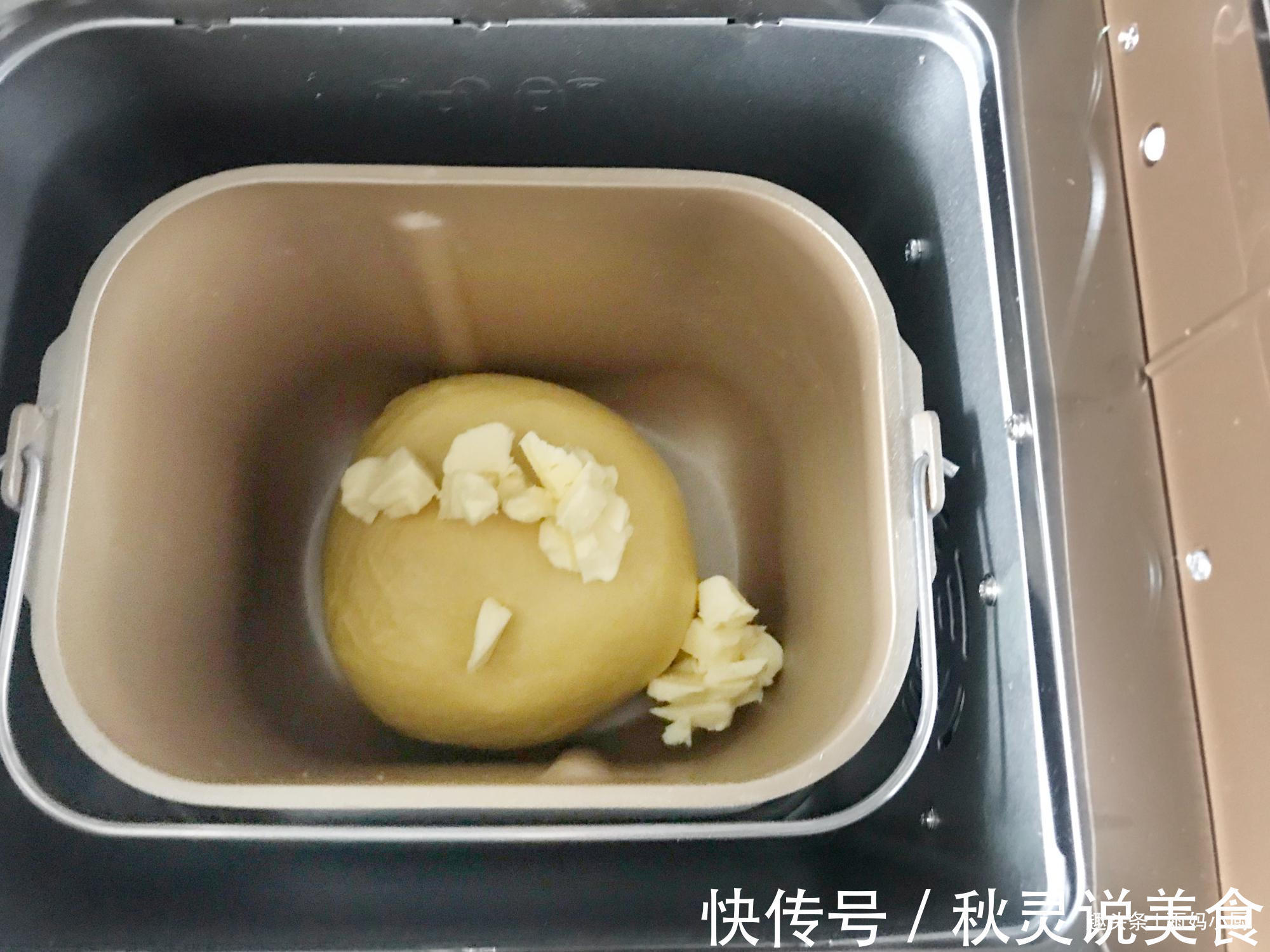 南瓜别煮粥了,加点面粉做此物,色泽金黄又营养,大小朋友都爱吃