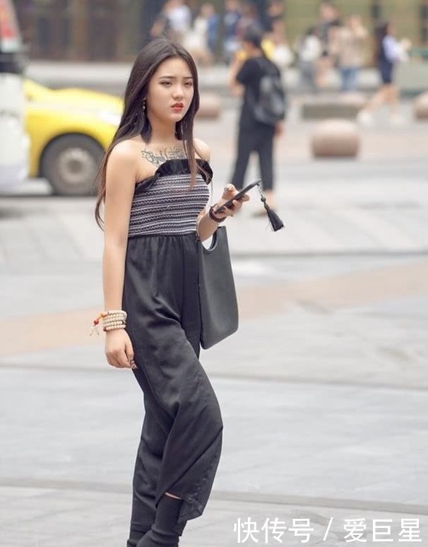 街拍:文艺女神身着“青花瓷”旗袍,长发及腰,温婉动人!