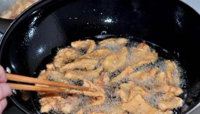 炸酥肉,裹面粉裹淀粉都不对大厨教你正确做法,酥脆不回软,香