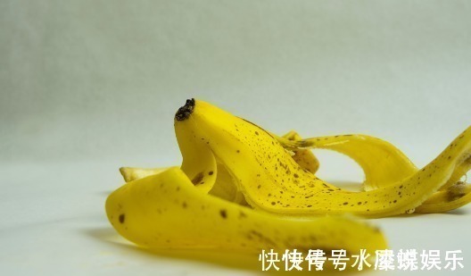 沙发|吃完香蕉就把皮扔掉教你香蕉皮的4个小妙用,效果值得一试