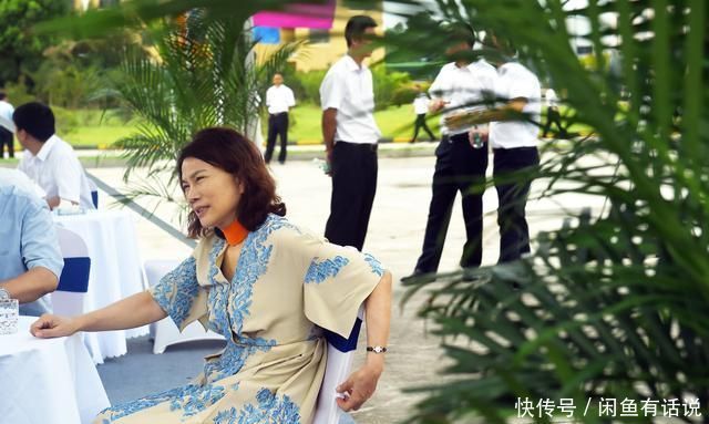 穿搭|董明珠难得认真打扮,穿孔雀蓝裙配卷发优雅高级,霸总也是洋气人