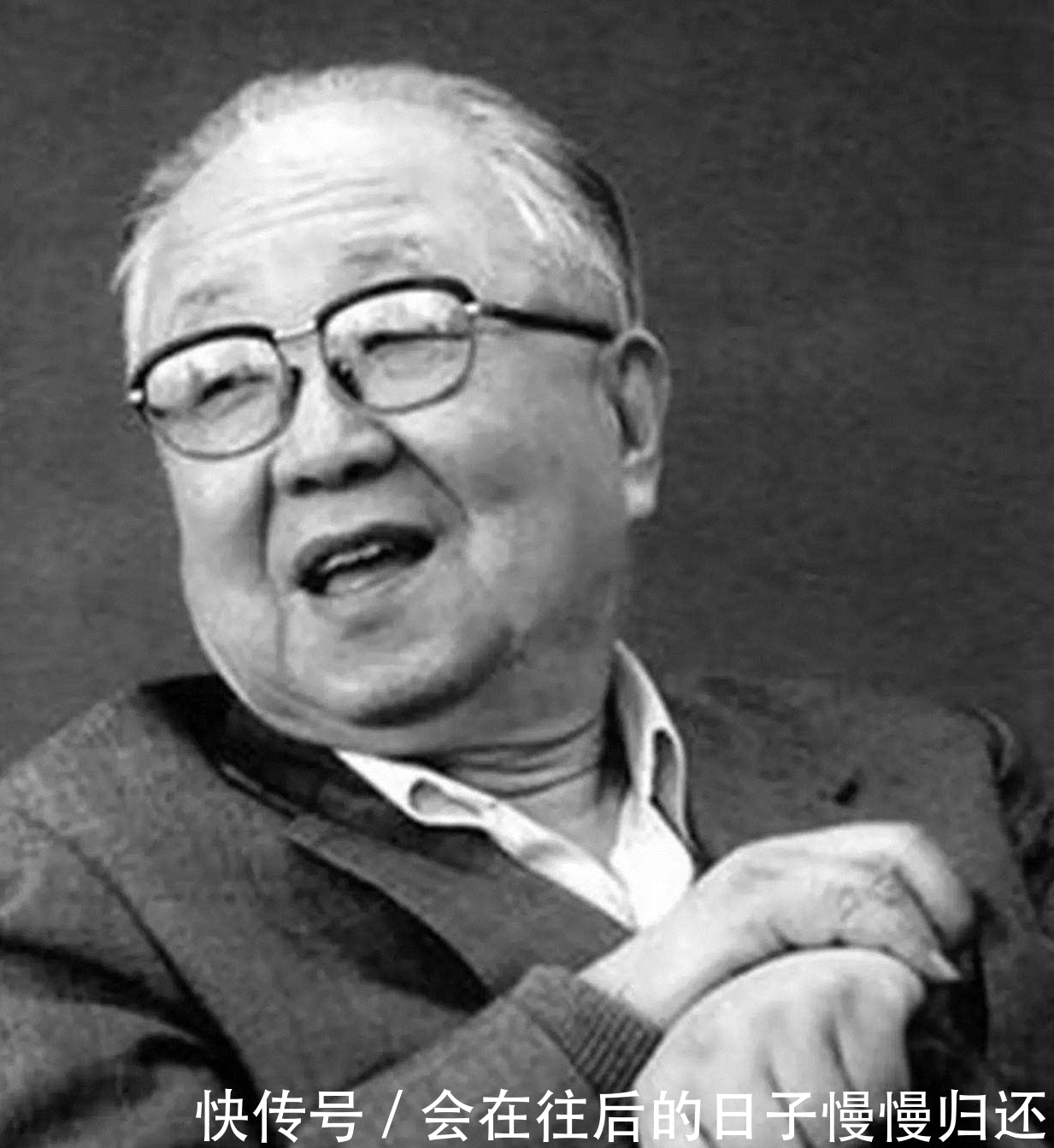 启功|她貌平文化低却嫁了国学大师,生前丈夫跪拜,身后为她独居30年