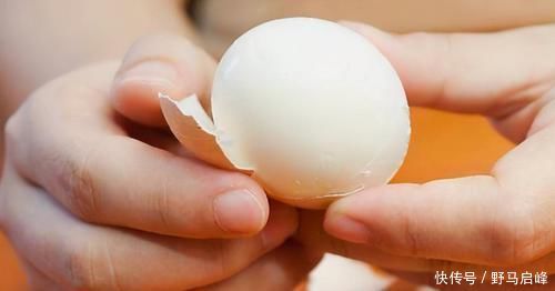 水煮蛋时,直接下锅是大忌,多加1步,蛋又香又嫩,壳一碰就掉!