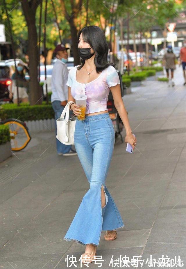 小姐姐 牛仔裤高腰喇叭裤搭露脐短T,齐肩的微卷秀发,散发着成熟的韵味