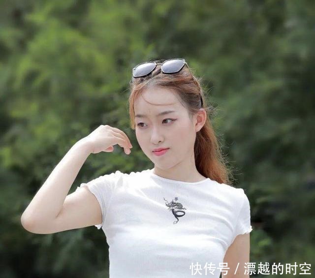 美女的时尚造型,露脐背心搭配牛仔裤,塑造苗条身材