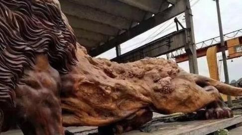 当年雕刻东方雄狮的男子,富商出300万被他拒绝,如今被迫砸手里