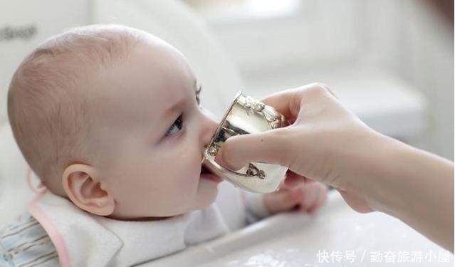喝水|新生儿6个月内不用喝水孩子若出现这3种情况,家长赶紧喂水
