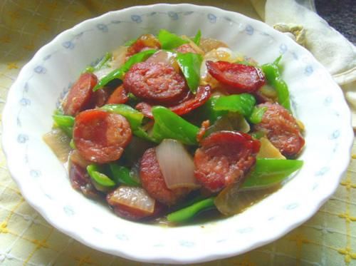 炒腊肠前，该不该用水先煮一遍？一直傻傻不明白，难怪肉柴没腊味