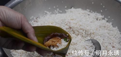 不会包粽子？小伙慢动作讲解，一卷一捏一盖，手法简单，一看就会