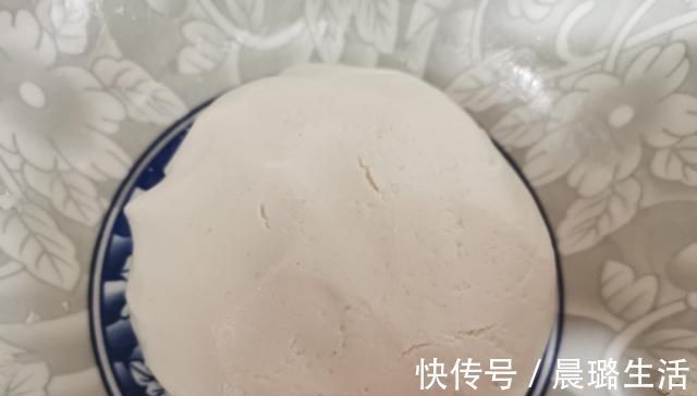 一碗糯米粉，开水烫一下，真的是太好吃了，我家一周做三次，过瘾