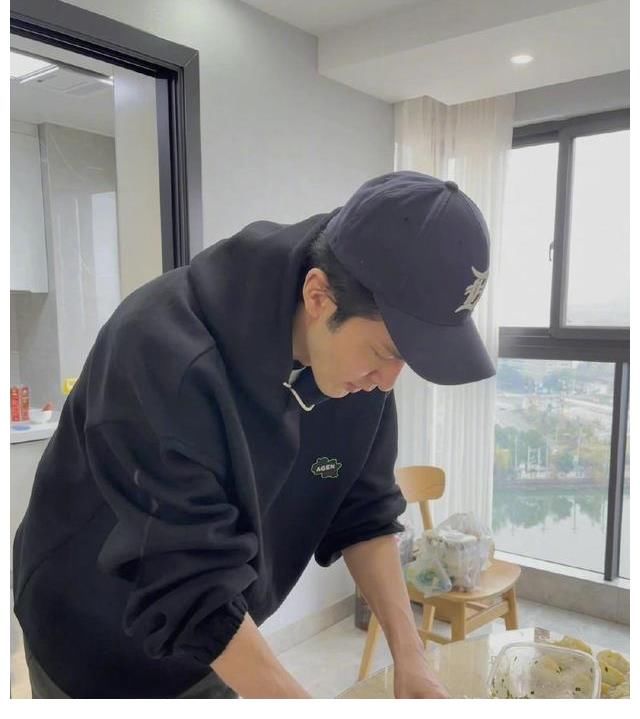 明星冬至晒饺子居多，陈伟霆独爱汤圆，还有明星直播包饺子
