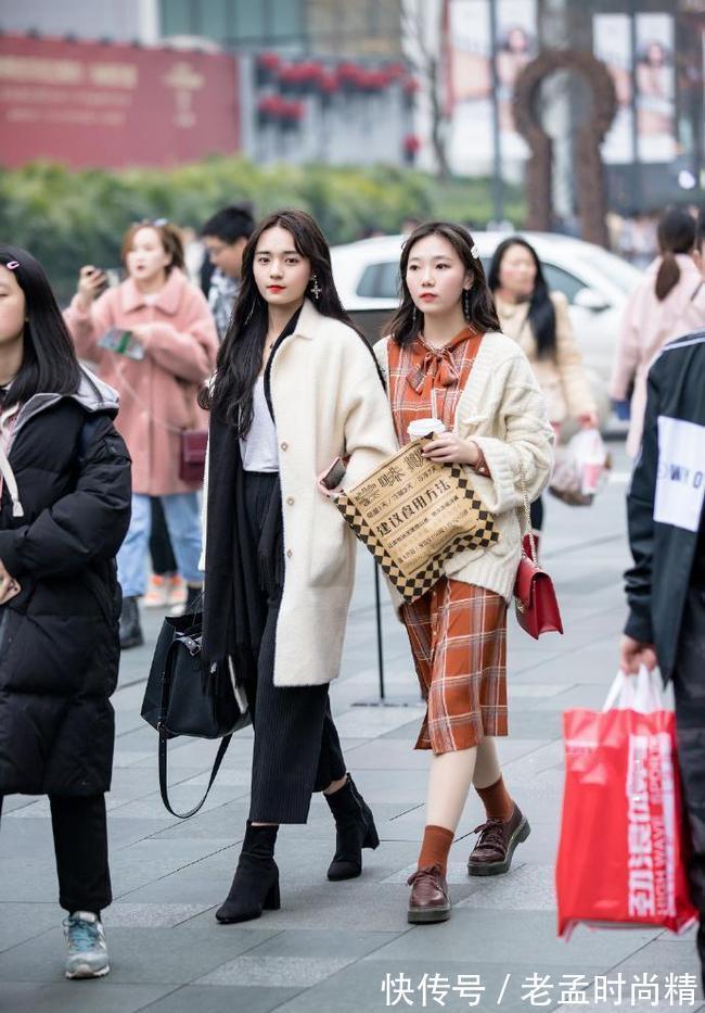 大长腿|高挑靓丽的小姐姐,白色毛衣搭配高腰半裙,尽显性感的气质!