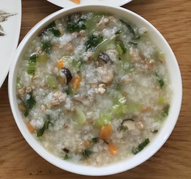 冬日暖暖的早餐:酱香饼、咸鸭蛋,搭配香菇瘦肉粥