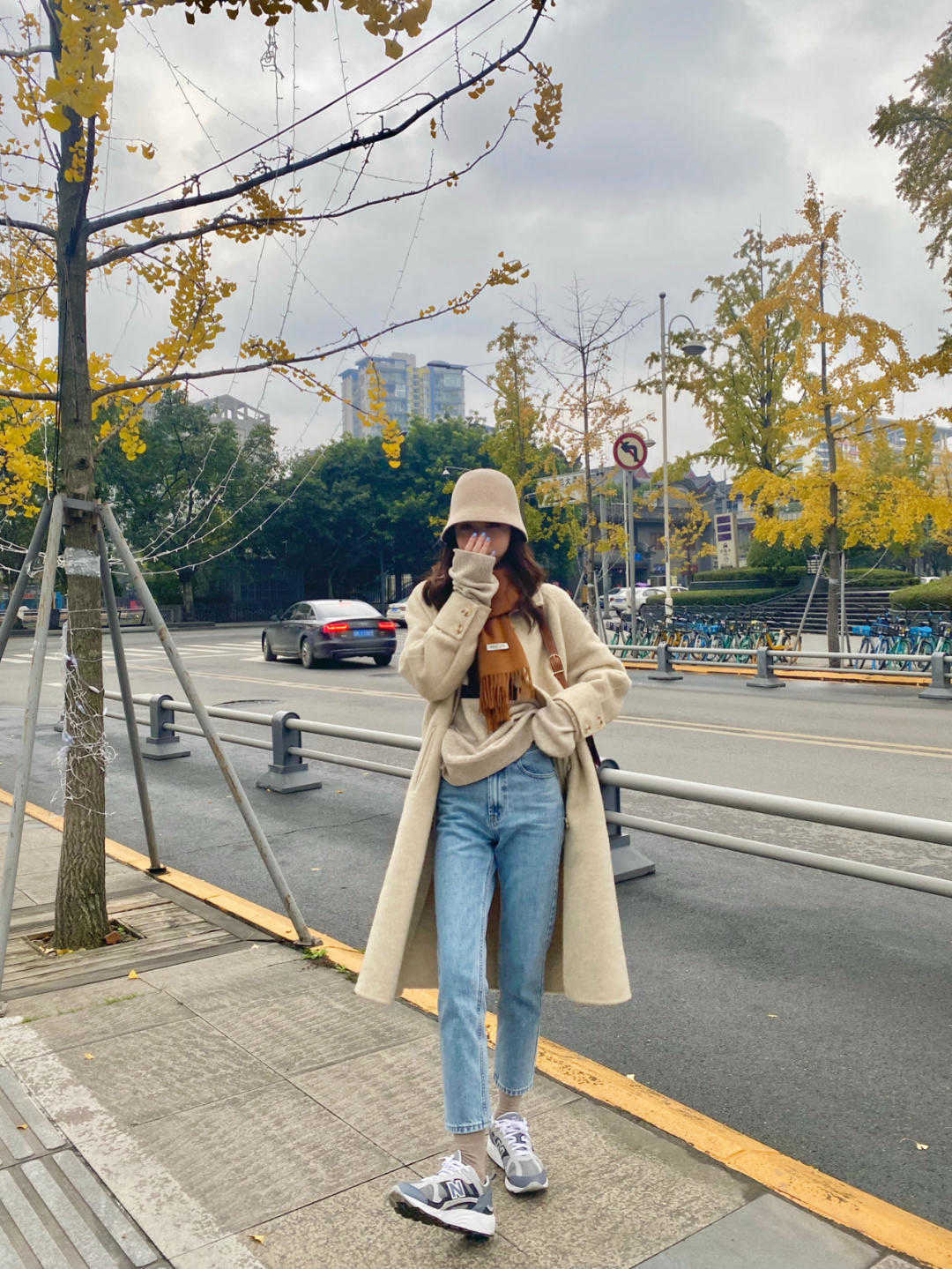 女生|秋季,小个子女生怎么穿搭?大衣搭配牛仔裤显高显瘦,高级又时髦