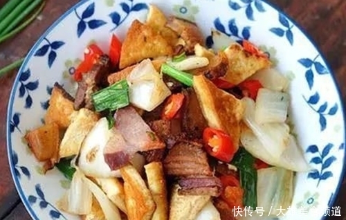 春天多吃豆腐，炒一大盘也就几块钱，解馋下饭有营养，减脂又补钙