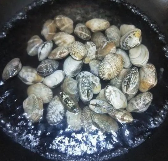 爆炒|蛤蜊吐沙别焯水,肉会变老,老渔民教你方法,快速吐沙,鲜嫩美味
