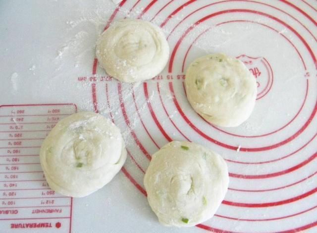 热水|做油饼用凉水还是热水和面？都不对，这样做柔软多层，凉了也不硬