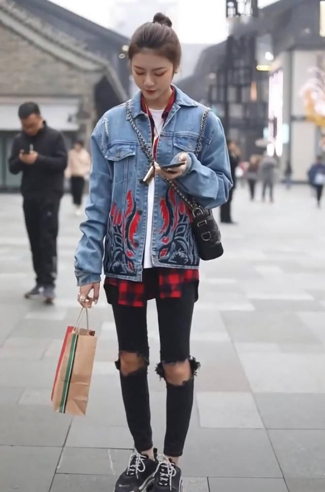 牛仔裤穿搭不落俗套，整体十分干净利落，看起来更加精致有型