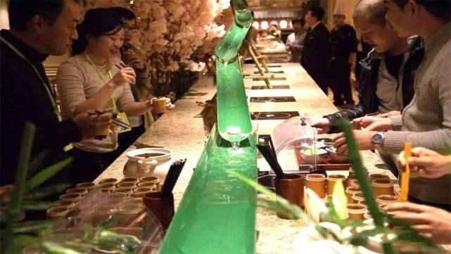 恶心|日本奇葩的“流水素面”,顾客吃完纷纷吐槽,网友吃法有点恶心