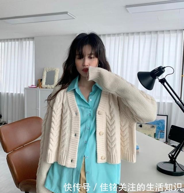 纽扣 针织衫 + 3件下装,早秋这样穿好时髦!
