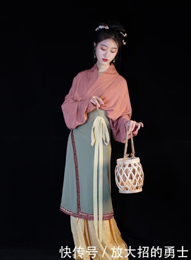 汉服|小姐姐“叠穿”汉服太惹眼,网友你是不是刚从壁画里出来