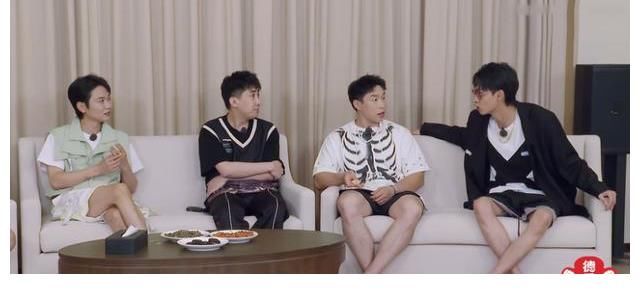 團綜|又到秦霄賢念任務卡時間，張九南尚九熙昏昏欲睡，孟鶴堂邊吃邊聽