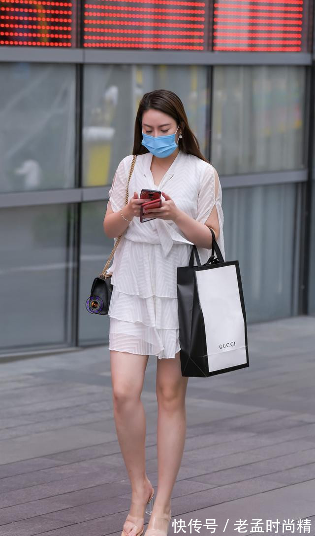 裙子|初冬时节的南方城市,风和日丽,裙子依旧是漂亮女生的日常穿搭