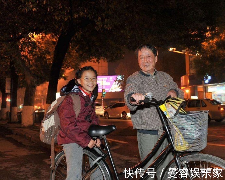 姥爷|谁来接送孩子上下学，其实说明了很多家庭的问题，第一种是最合适
