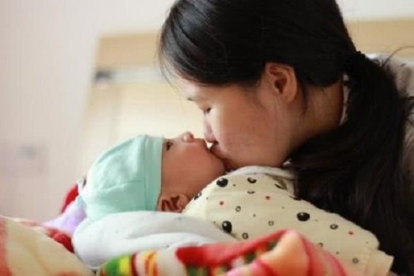 亲吻病|被阿姨亲了一口,两岁女宝再没醒来,春节带娃,别让五种人亲孩子