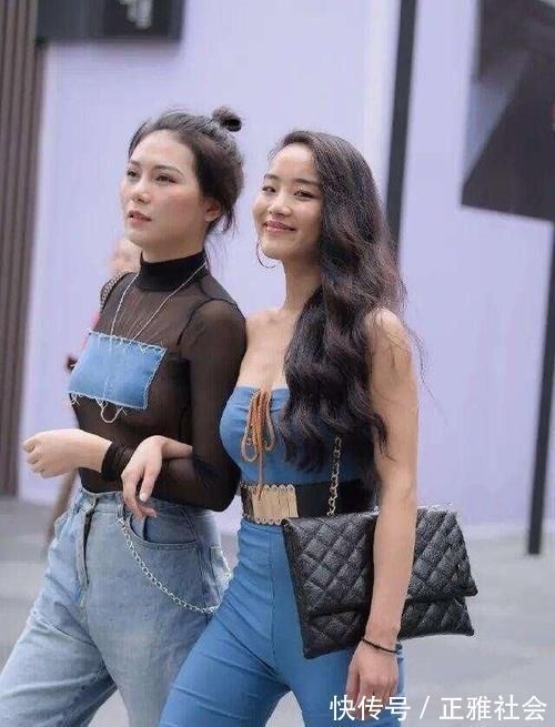 露肩|蓝色露肩上衣搭配同色系打底裤，搭配合适风格，有意想不到的效果