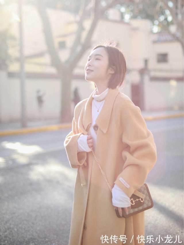 搭配 秋天太适合穿大地色了,大衣搭配直筒裤气质又高级,太喜欢了