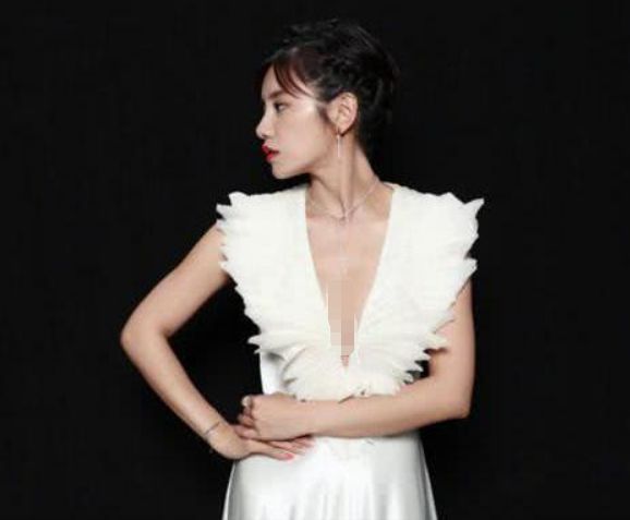 女主持人忘穿打底衣,导演只能切镜头,孰料张国立坚持1小时不敢转头