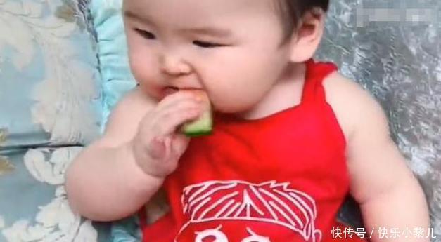 小公主|爸爸喂女儿吃西瓜,当镜头转向儿子,网友笑得手抖:儿子捡的吧