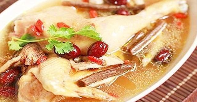 美食湖湘、经典湘菜——当归焖母鸡、肉香汤鲜、味美醇香扑鼻来