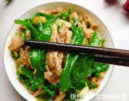 青椒炒肉，先炒青椒还是先炒肉很多人第一步做错了，难怪不好吃