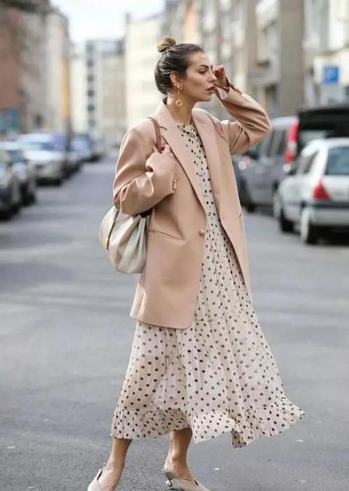 ?西装+裙子，风衣+裙子，今春这么穿也太好看了