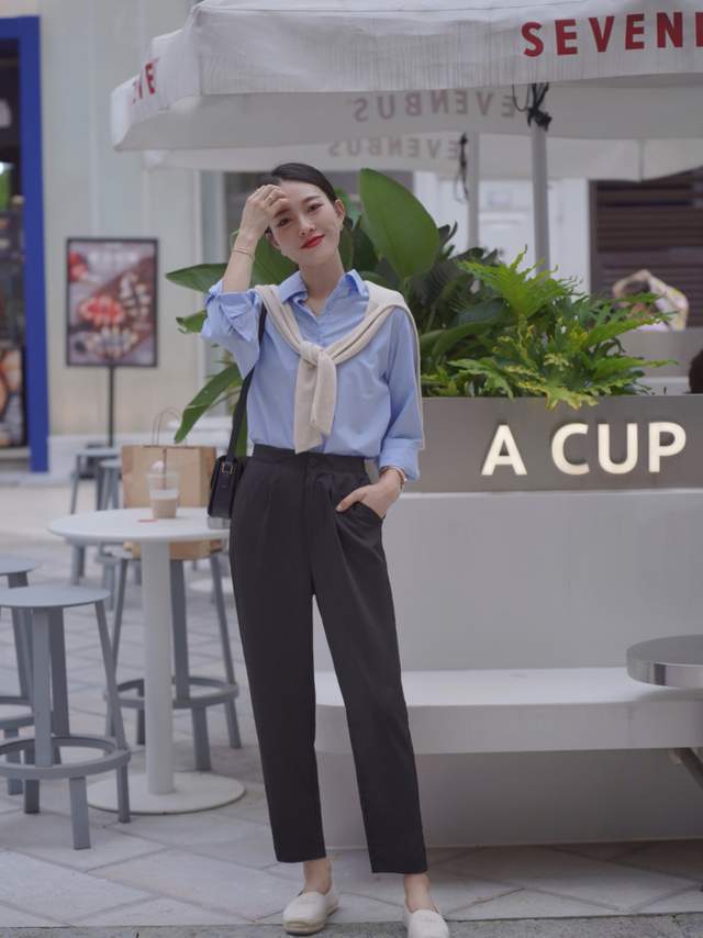 穿搭|40+女性怎么穿才干练洋气,蓝色衬衫搭配西装裤通勤洋气,超显白