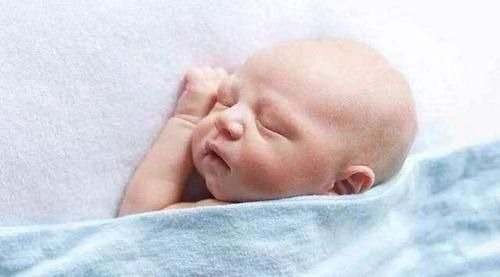 宝宝|看宝宝已睡着,夫妻俩偷偷跑出去吃夜宵,回来后直接带娃去了医院