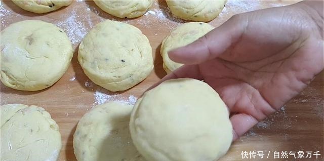面团|玉米面饼这样做,加多一种材料,口感丰富,吃着蓬松柔软,真香
