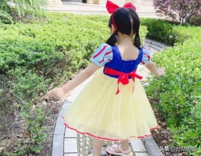 衣服|幼儿园女儿放学后胳膊有淤青,老师:她穿了件裙子,所以才出事的