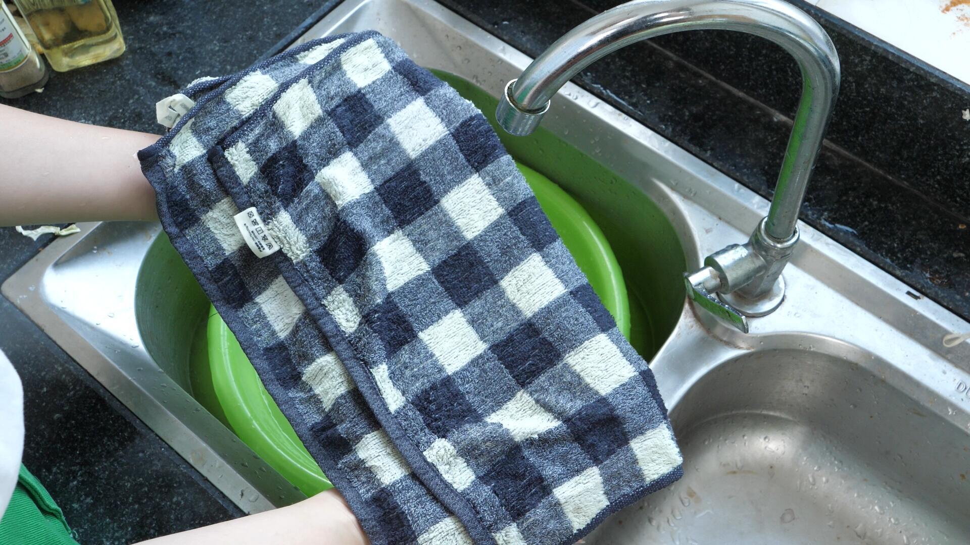 夏天毛巾黏腻有异味,教你个小窍门,毛巾不仅干净,还能杀菌消毒