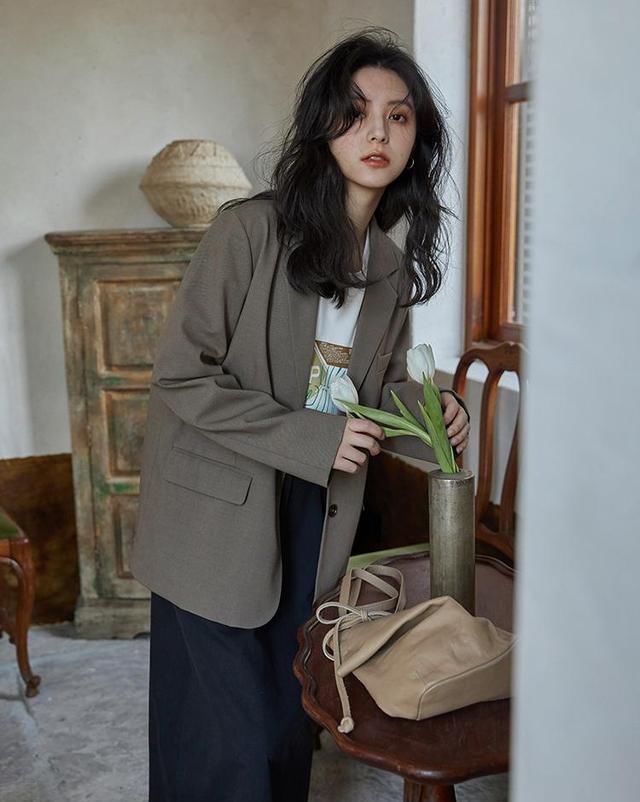 春天一定要有这4件“薄外套”,百搭又时髦,穿上舒适度刚刚好!