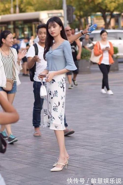 细跟 美女穿搭:性感妩媚的尖头高跟,露出迷人的脚踝,体现浓郁的时尚气息