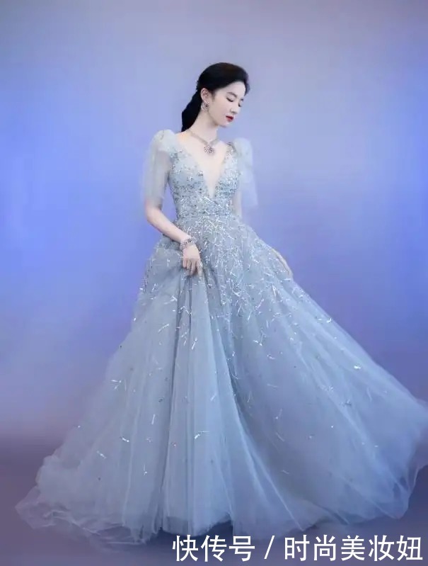 蕾丝|大宋佳真厉害,59岁还挑战深V连衣裙,这状态比小姑娘还好