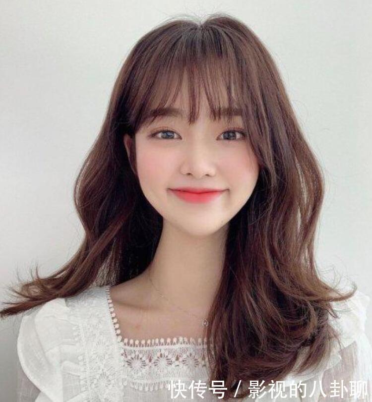 圆脸|别再披头散发了,这有10款适合圆脸的中卷发型,可甜可盐
