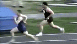 |搞笑GIF段子:妹子我以为你拿出的真是刀呢?腿都让你吓软了!