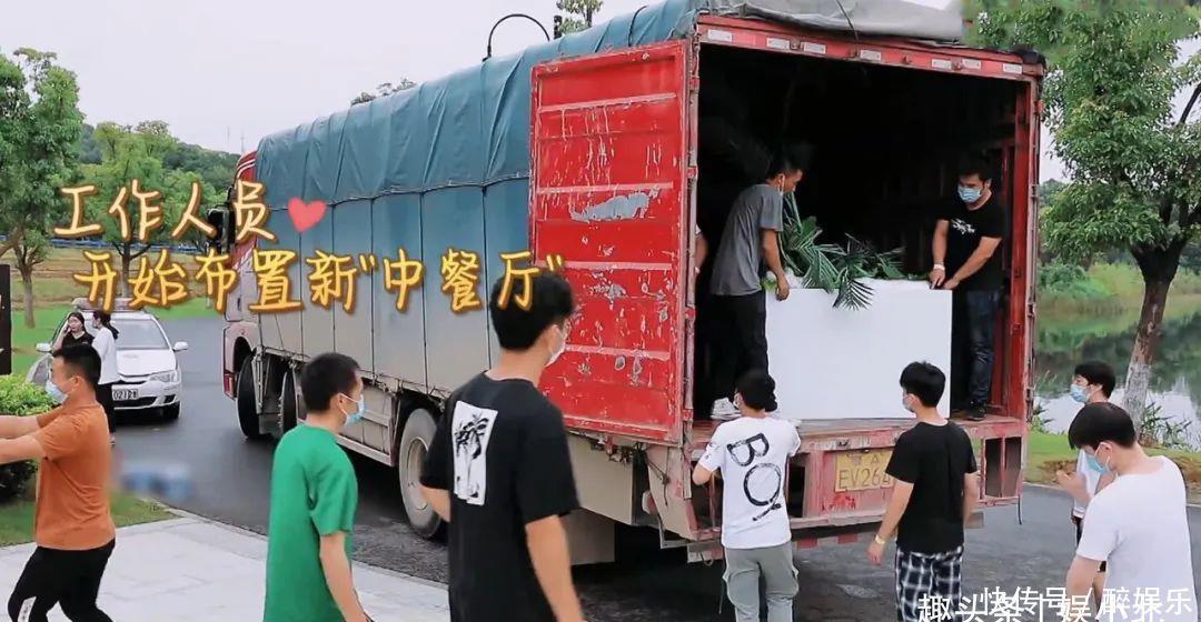  节目|《中餐厅》黄晓明揭工作人员藏身处，紧靠灶台又热又闷，太辛苦