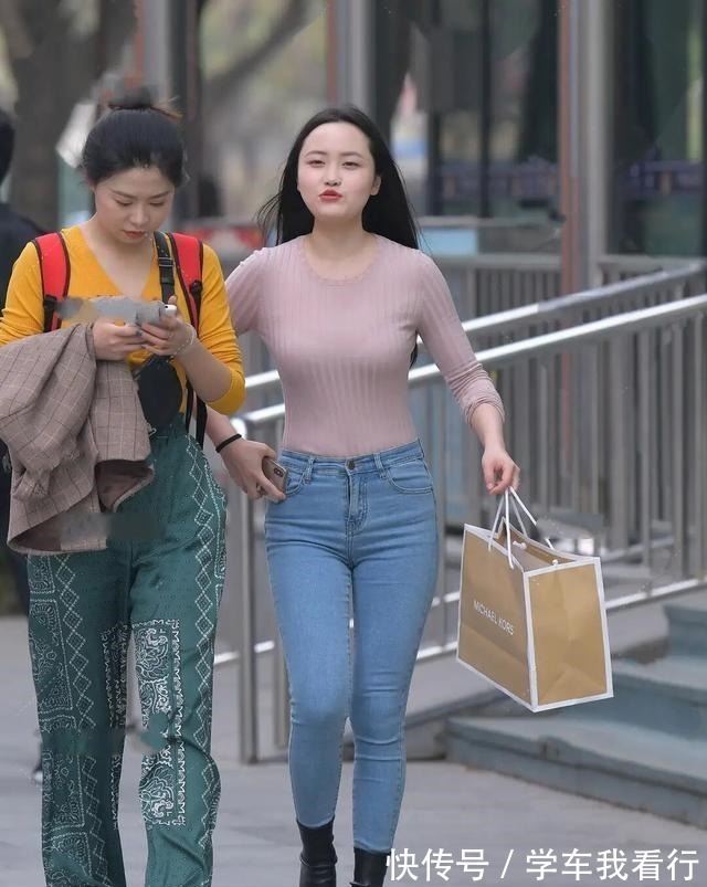 马思纯 灰色打底裤搭配性感吊带,拉长了视觉,显得比例协调!