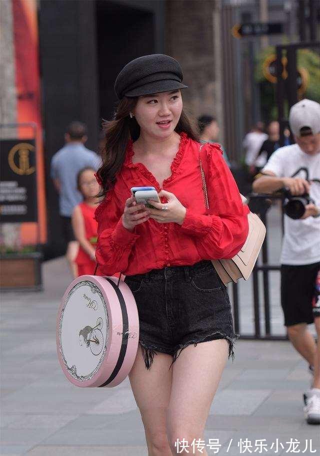 身材 贴身舒适的打底裤给人温暖时尚的感觉,展示美好身材,简单搭配