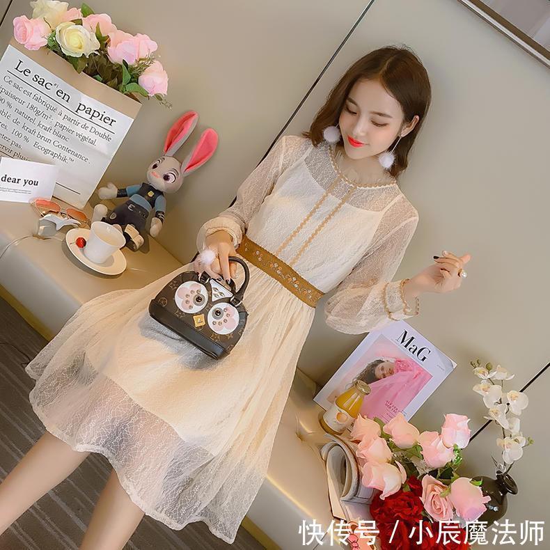 凸显|小姐姐爱穿甜美连衣裙,展示凹凸迷人身姿,凸显性感成熟女人味